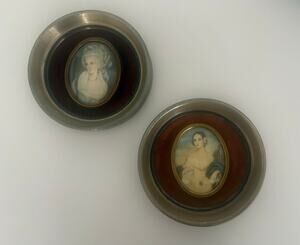 Set of 2 Cameo Creation Gold Round Red Velvet Portrait Frames Wall Hanging 6"